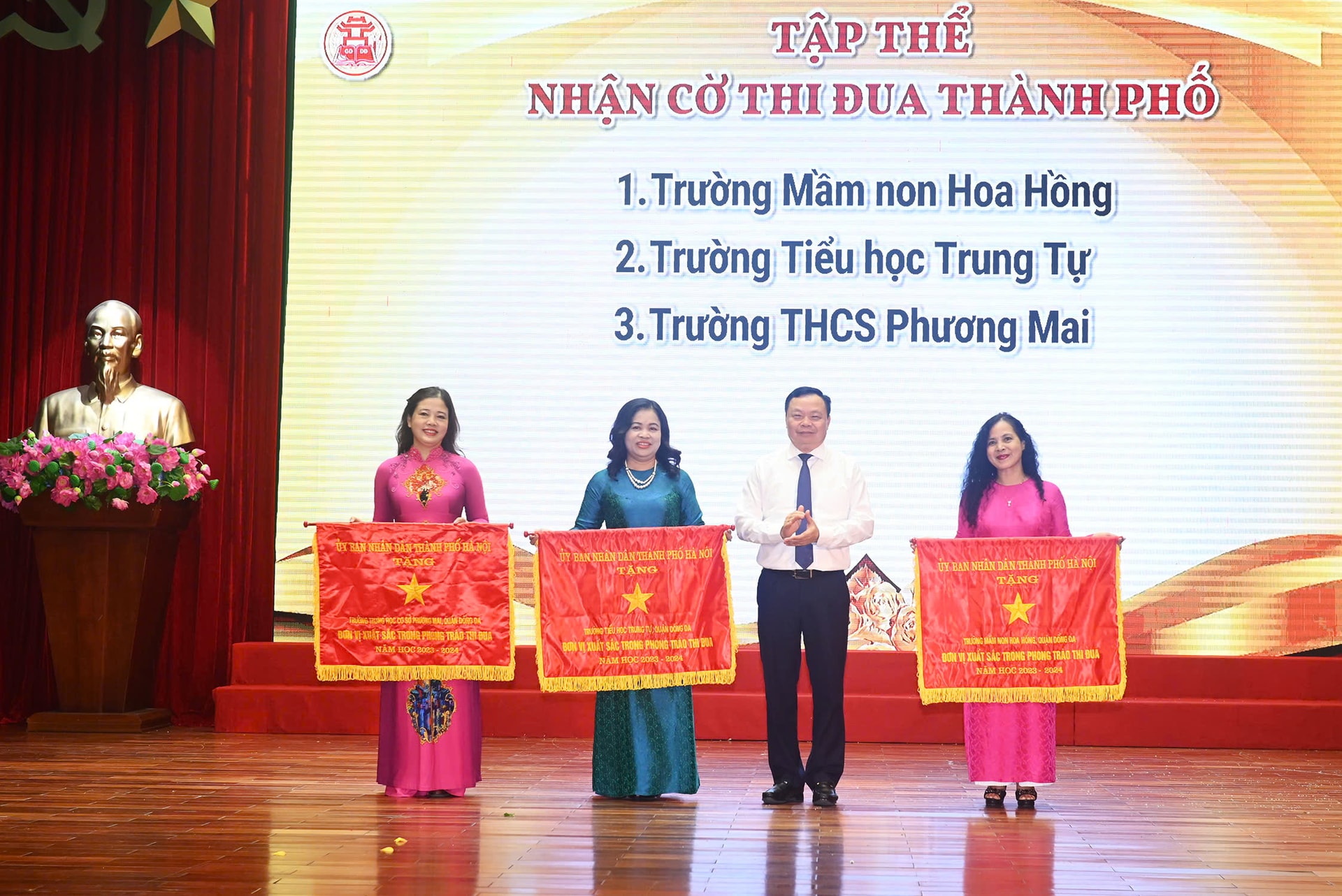 Khen thưởng các tập thể nhận Cờ thi đua cấp thành phố. Ảnh: Thống Nhất