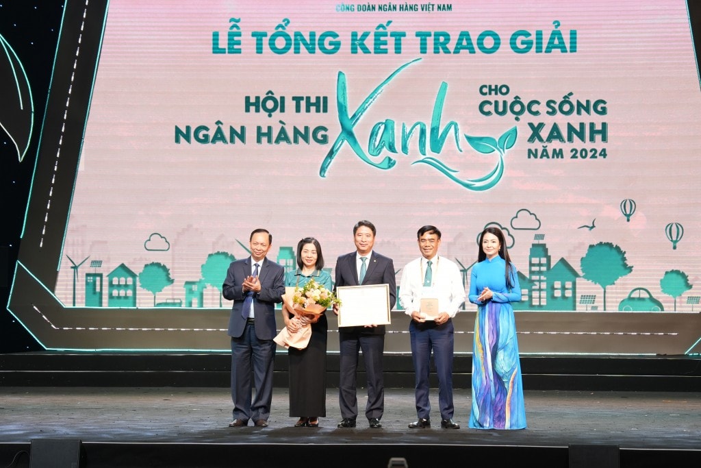 Đại diện Công đoàn Việt Nam tặng