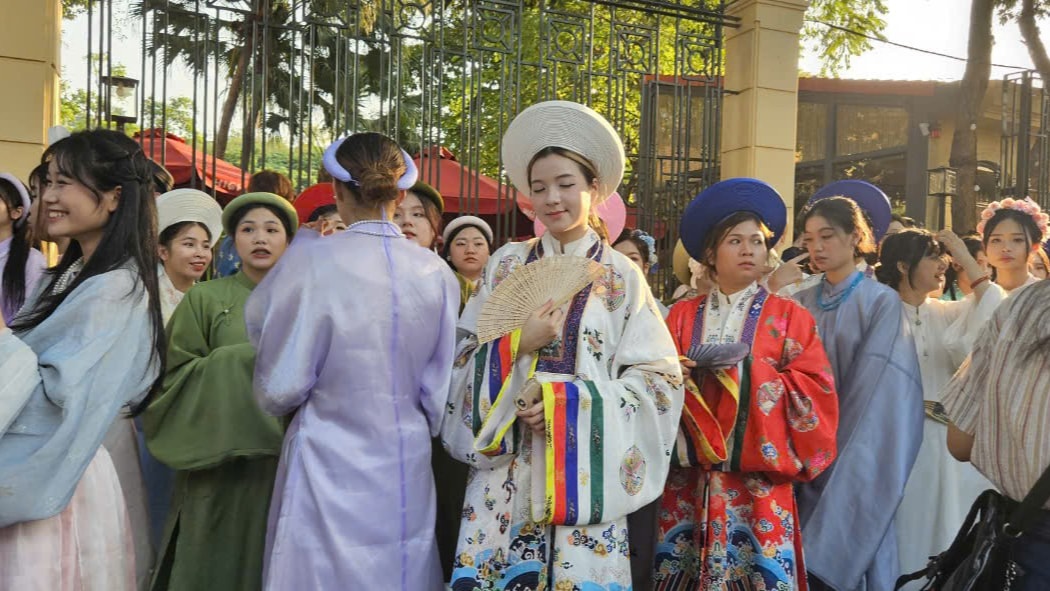 Bạn Hà My hòa mình vào không gian diễu hành tại ngày hội 