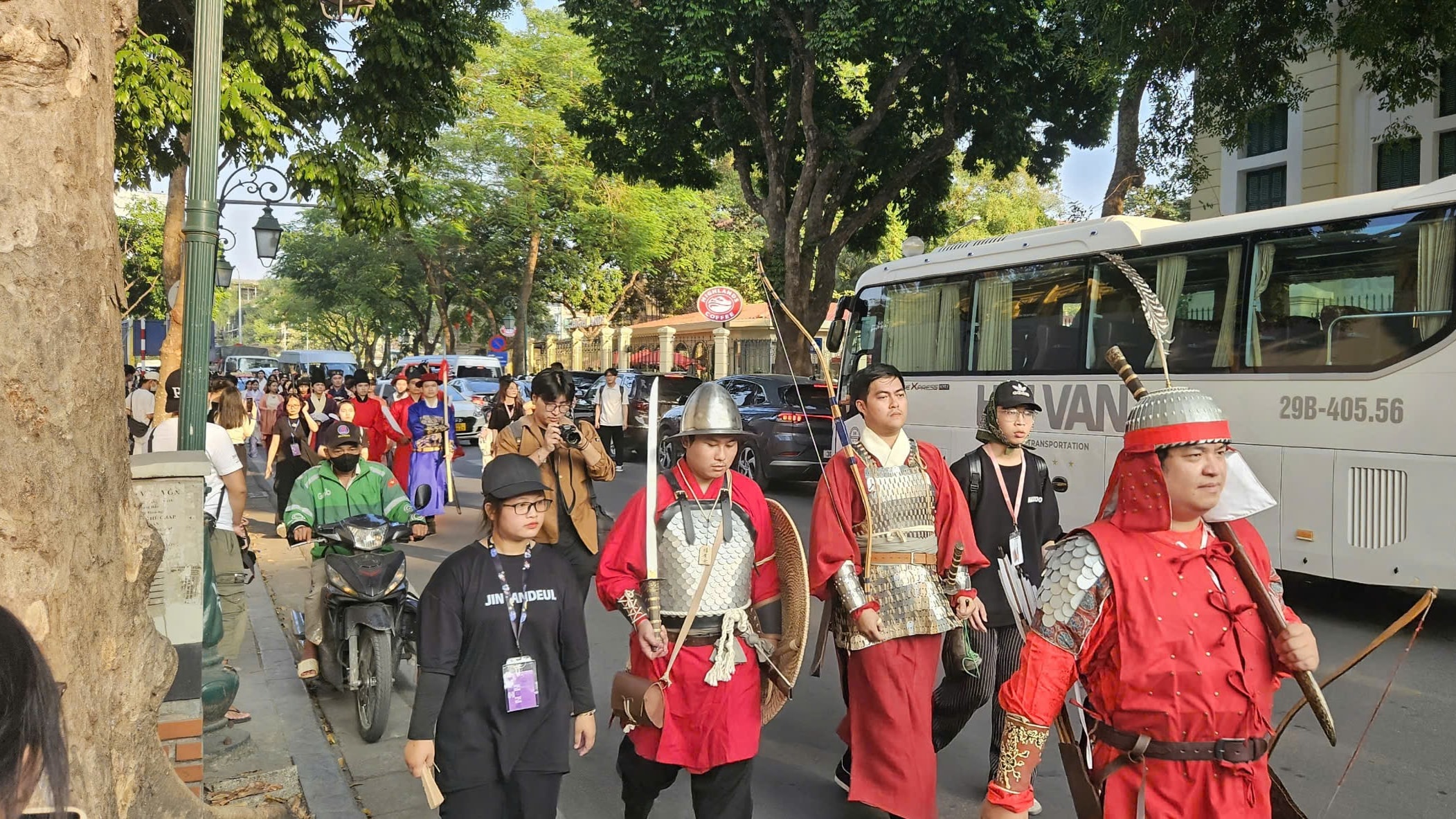 Đoàn rước kiệu cuốn sách “Hoa Văn Đại Việt” là một sản phẩm bao gồm hình ảnh của các hoa văn, họa tiết cổ của người Việt.