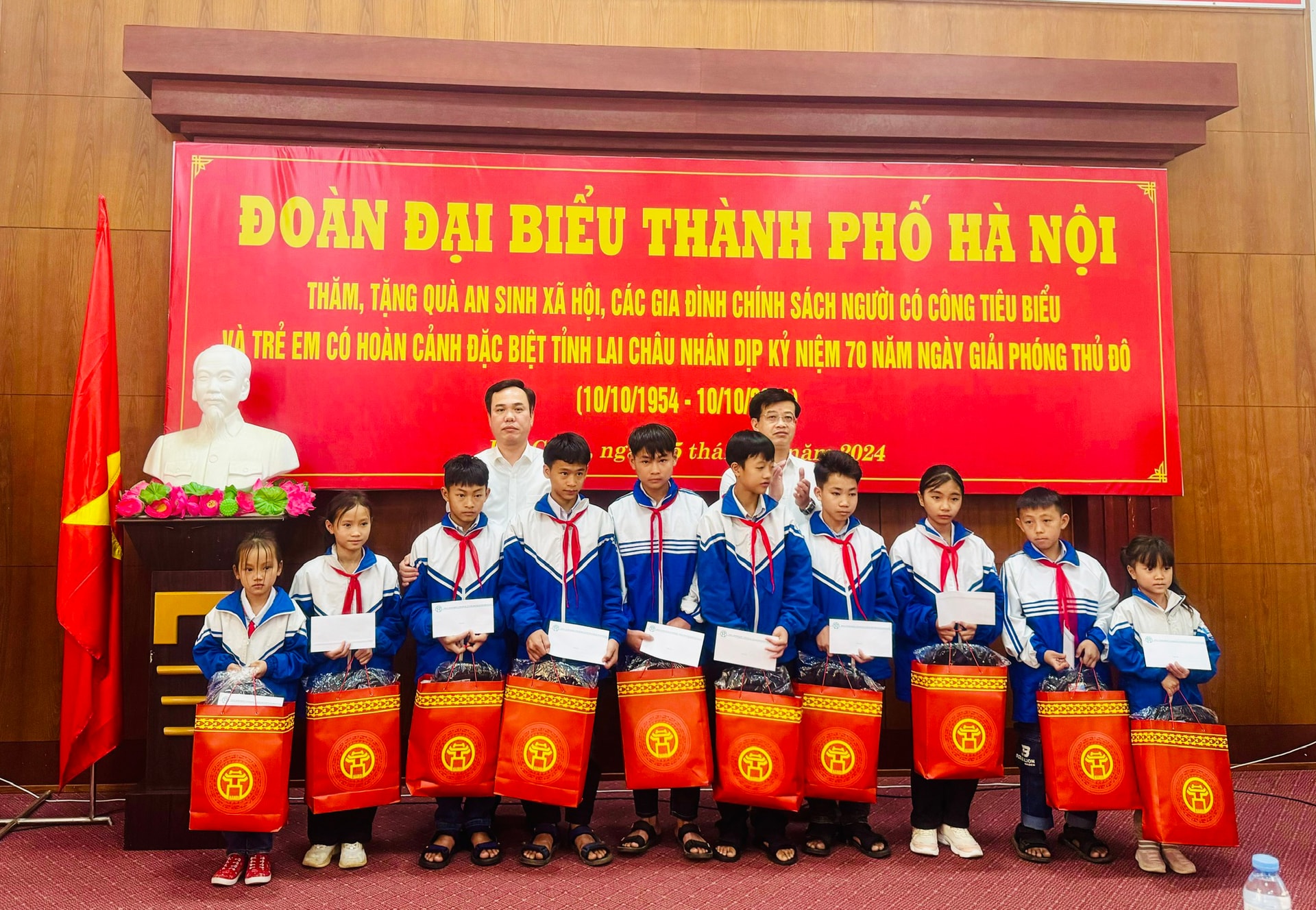 dai-dien-doan-dai-bieu-thanh-pho-ha-noi-tang-qua-tre-em-co-hoan-canh-dac-biet-tren-dia-ban-tinh-lai.-chau-thang-11-2024.-anh-mai-hoa.jpg