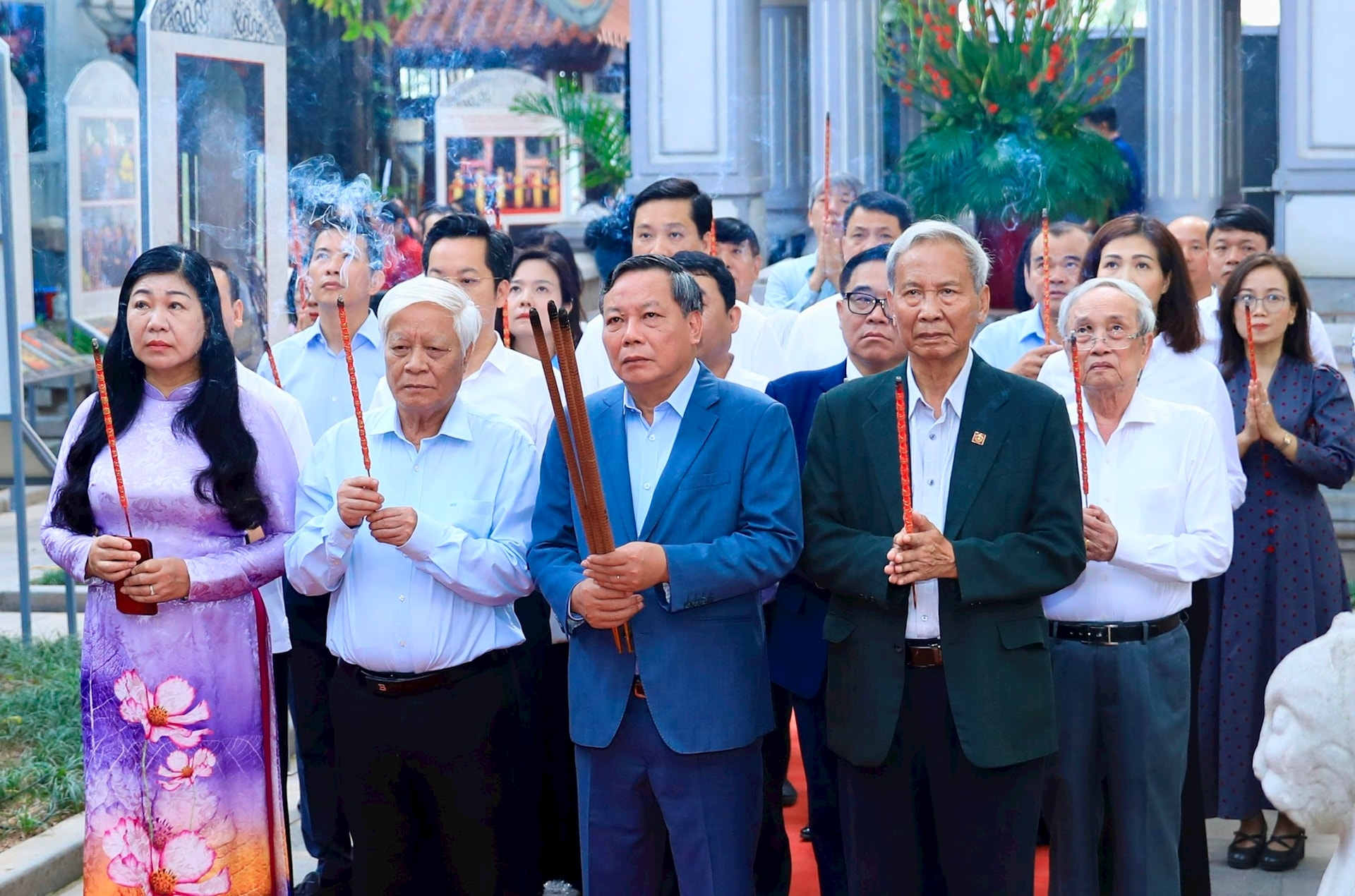 Phó Bí thư Thường trực Thành uỷ Hà Nội Nguyễn Văn Phong; Uỷ viên Ban thường vụ Thành uỷ, Chủ tịch Uỷ ban Mặt trận Tổ quốc Mặt trận Tổ quốc Việt Nam thành phố Hà Nội Nguyễn Lan Hương cùng lãnh đạo các sở, ngành thành phố dâng hương tại Di tích lịch sử công trình tưởng niệm vua Lê. Ảnh: Quang Thái.