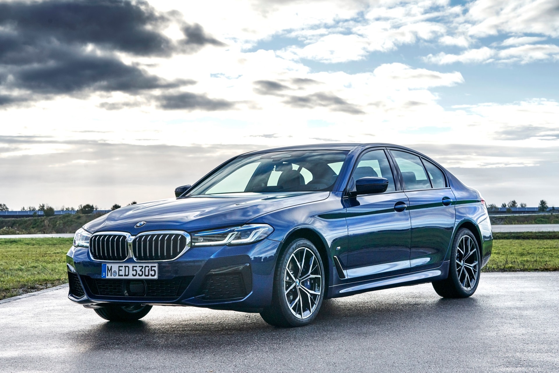 bmw-530i-m-sport-nhan-uu-dai-len-den-100_-phi-truoc-ba.jpg