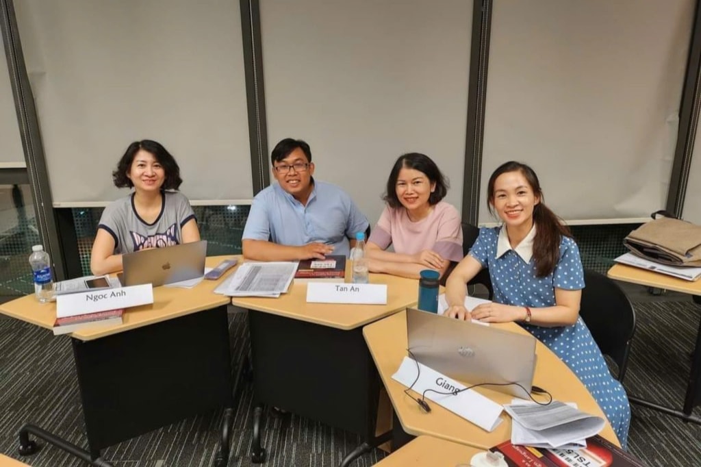 Thạc sĩ Hoàng Hữu Phước cùng đồng nghiệp Thạc sĩ Hoàng Hữu Phước cùng đồng nghiệp