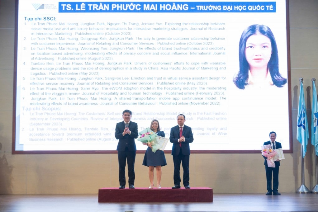 Tiến sĩ Mai Hoàng đạt nhiều thành tích trong nghiên cứu khoa học Tiến sĩ Mai Hoàng đạt nhiều thành tích trong nghiên cứu khoa học