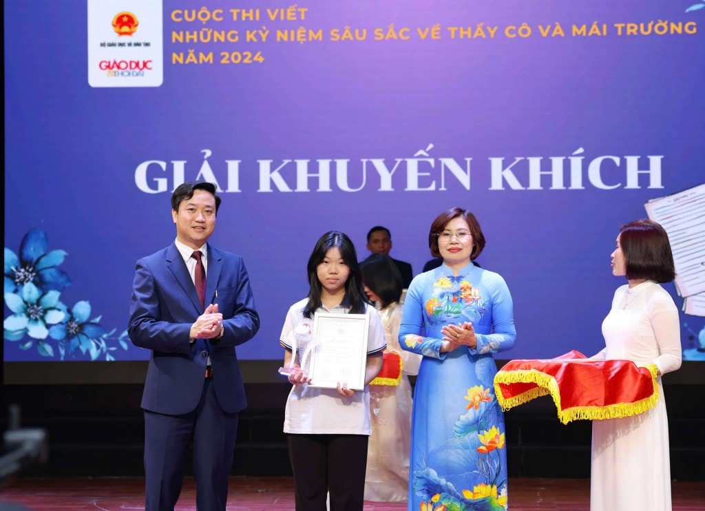 Học sinh Nguyễn Yến Lê, lớp 10 chuyên Sinh, trường THPT Chuyên Sư phạm Hà Nội đạt giải Khuyến khích với tác phẩm dự thi “Bốn mùa dấu yêu”. Ảnh: Thanh Tùng - TTXVN Học sinh Nguyễn Yến Lê, lớp 10 chuyên Sinh, trường THPT Chuyên Sư phạm Hà Nội đạt giải Khuyến khích với tác phẩm dự thi “Bốn mùa dấu yêu”. Ảnh: Thanh Tùng - TTXVN