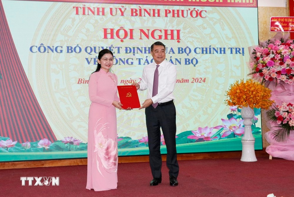 Ông Lê Minh Hưng, Ủy viên Bộ Chính trị, Bí thư Trung ương Đảng, Trưởng Ban Tổ chức Trung ương, trao quyết định bổ nhiệm Bí thư tỉnh ủy Bình Phước cho bà Tôn Ngọc Hạnh. (Ảnh: Đậu Tất Thành/TTXVN)