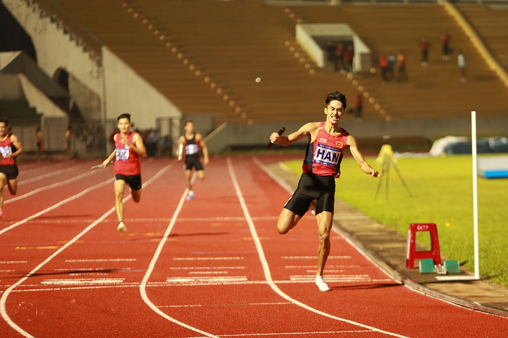 van-dong-vien-doi-ha-noi-thi-dau-o-noi-dung-tiep-suc-4x200m-nam-tai-giai-dien-kinh-vo-dich-quoc-gia-2024.-anh-huy-anh.jpg