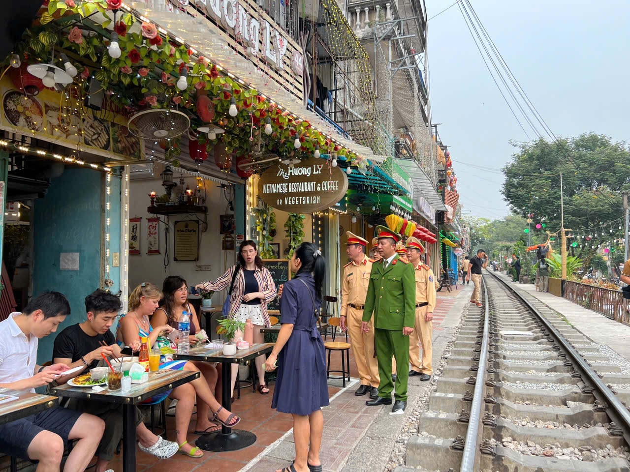 Hà Nội: Xử phạt 41 mô tô dừng, đỗ cản trở tàu hỏa lưu thông