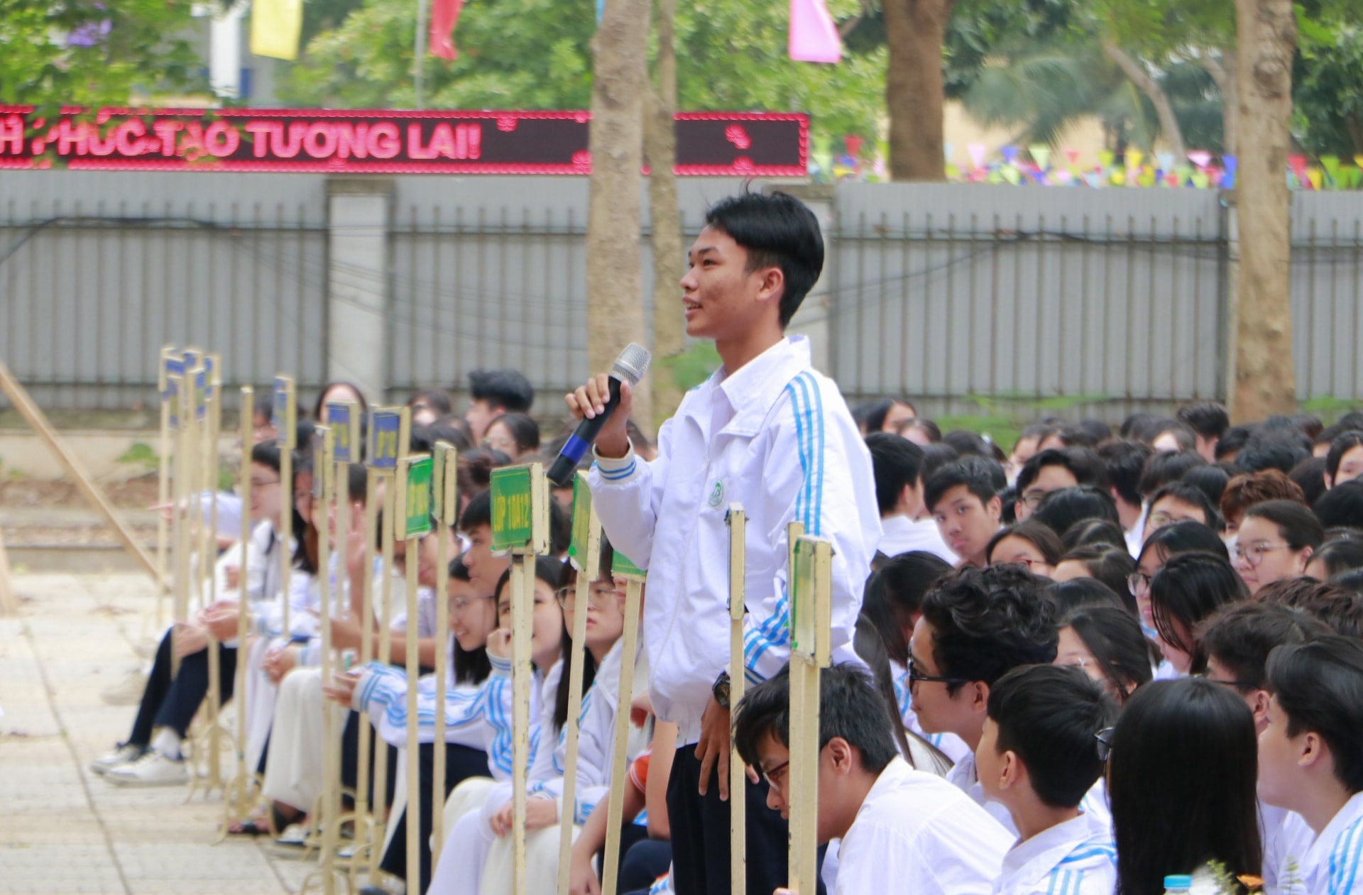 hoc-sinh-truong-trung-hoc-pho-thong-thach-ban-quan-long-bien-dat-cau-hoi-tim-hieu-ve-cac-quy-dinh-khi-tham-gia-khong-gian-mang-tai-hoat-dong-huong-ung-ngay-phap-luat-viet-nam-thang-11-2024..jpg