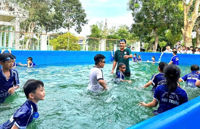 Quỹ Phát triển Tài năng Việt trao tặng hồ bơi thứ hai cho trẻ em nghèo