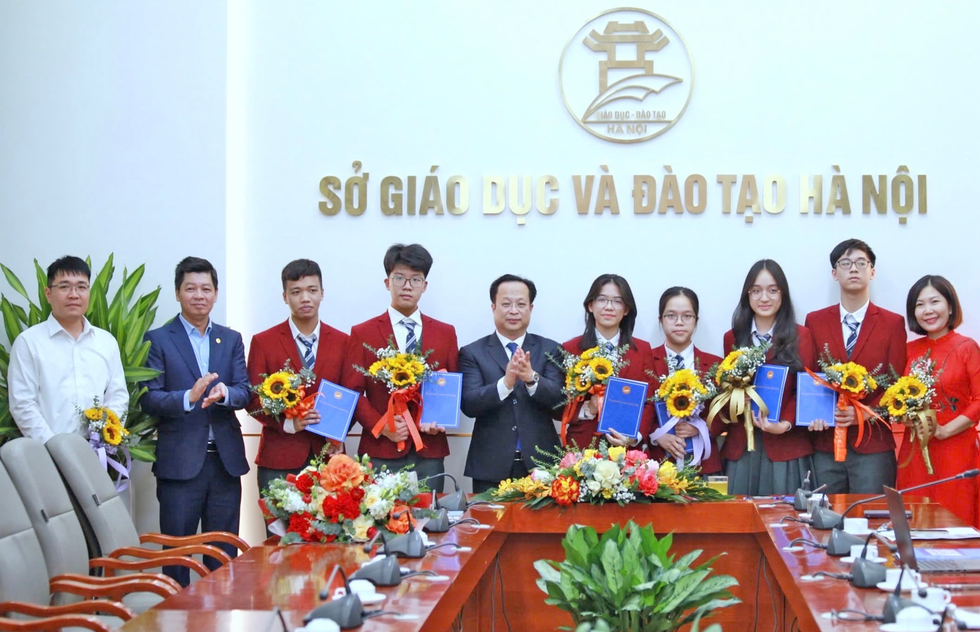 lanh-dao-so-giao-duc-va-dao-tao-ha-noi-dong-vien-doi-tuyen-tham-du-ky-thi-olympic-khoa-hoc-tre-quoc-te-nam-2024-tai-rumania-dien-ra-vao-thang-12-2024.-anh-minh-khang.jpg