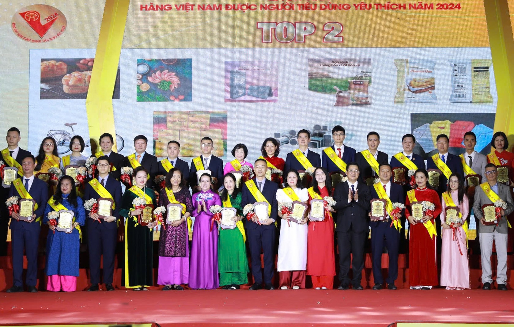 ban-to-chuc-ton-vinh-cac-doanh-nghiep-duoc-binh-chon-top-2-trong-chuong-trinh-binh-chon-hang-viet-nam-duoc-nguoi-tieu-dung-yeu-thich-nam-2024..jpg