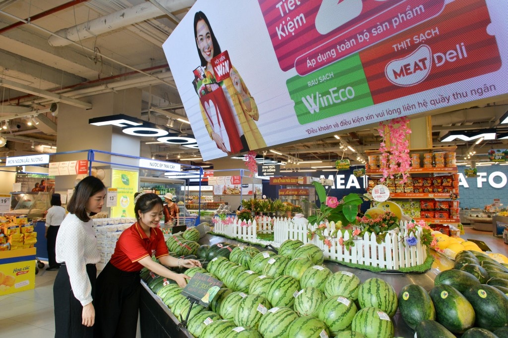 Khách hàng mua sắm tại siêu thị WinMart 