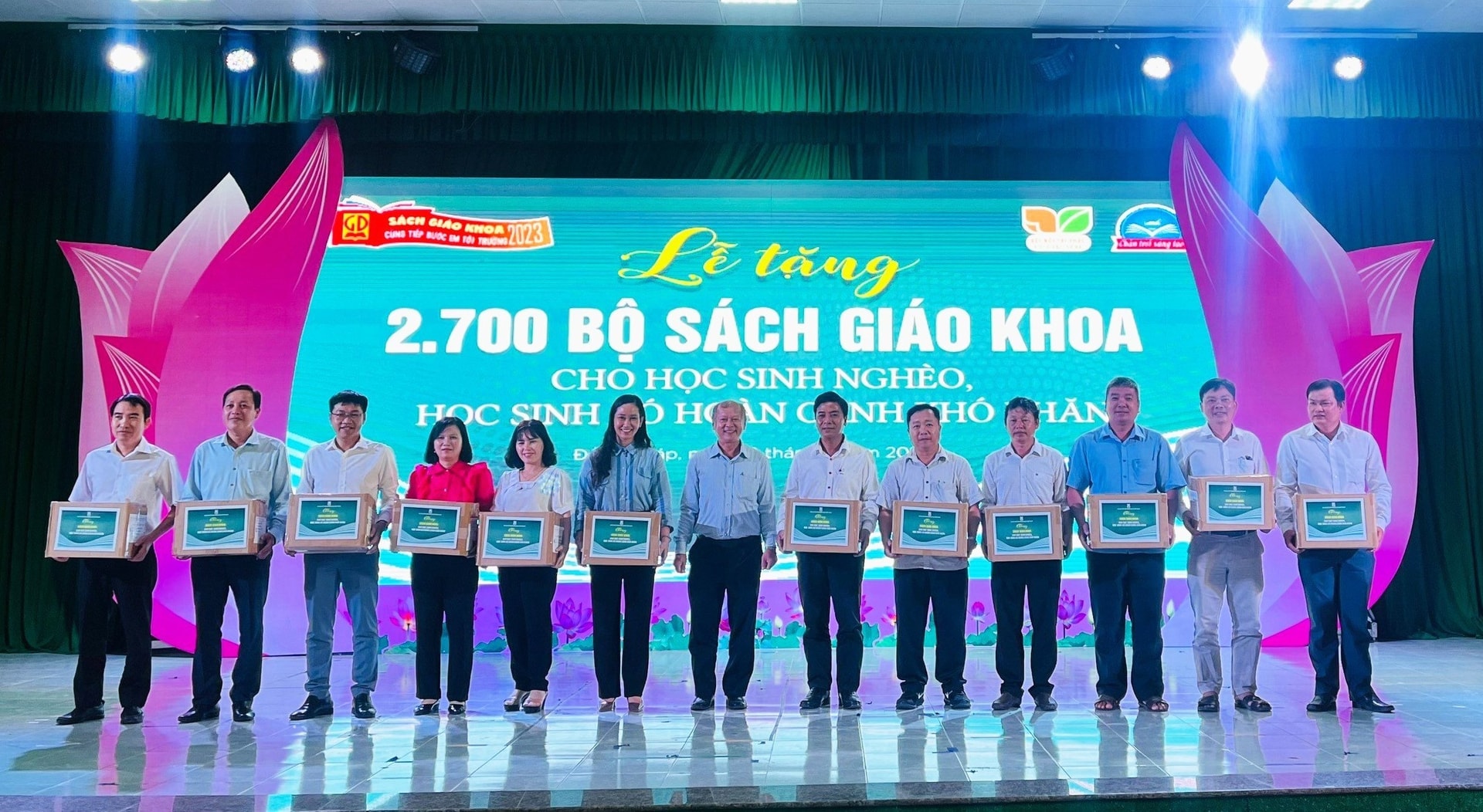 nxbgd-viet-nam-tang-120000-bo-sgk.jpg