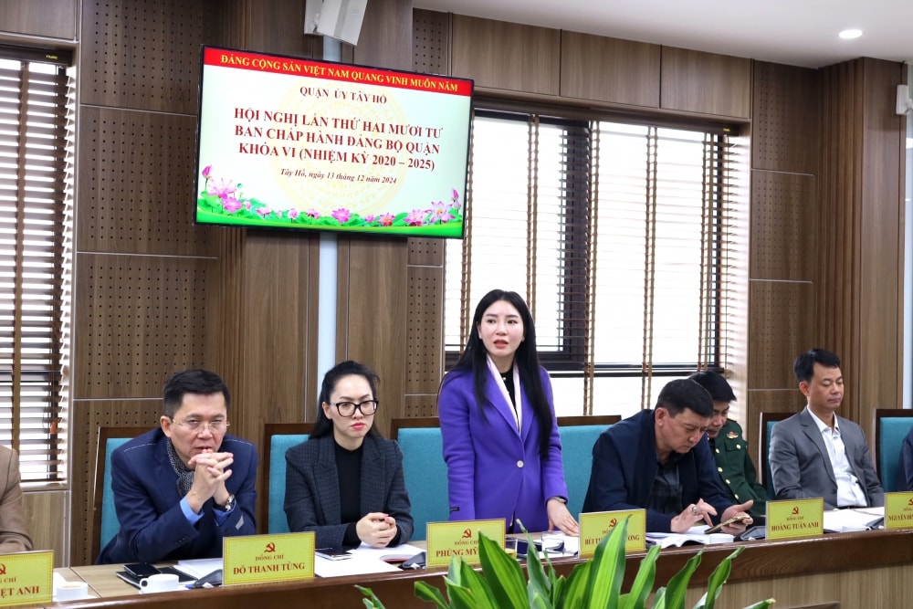 Phó Chủ tịch UBND quận Tây Hồ Bùi Thị Lan Phương phát biểu tại hội nghị