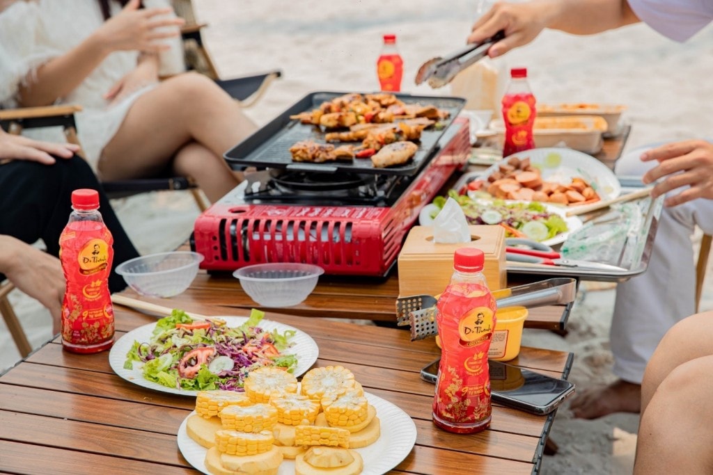 Những bàn tiệc ngày cuối năm luôn đầy ắp đồ nướng, thức ăn cay nóng, chiên xào nhiều dầu mỡ dễ gây nóng trong người.