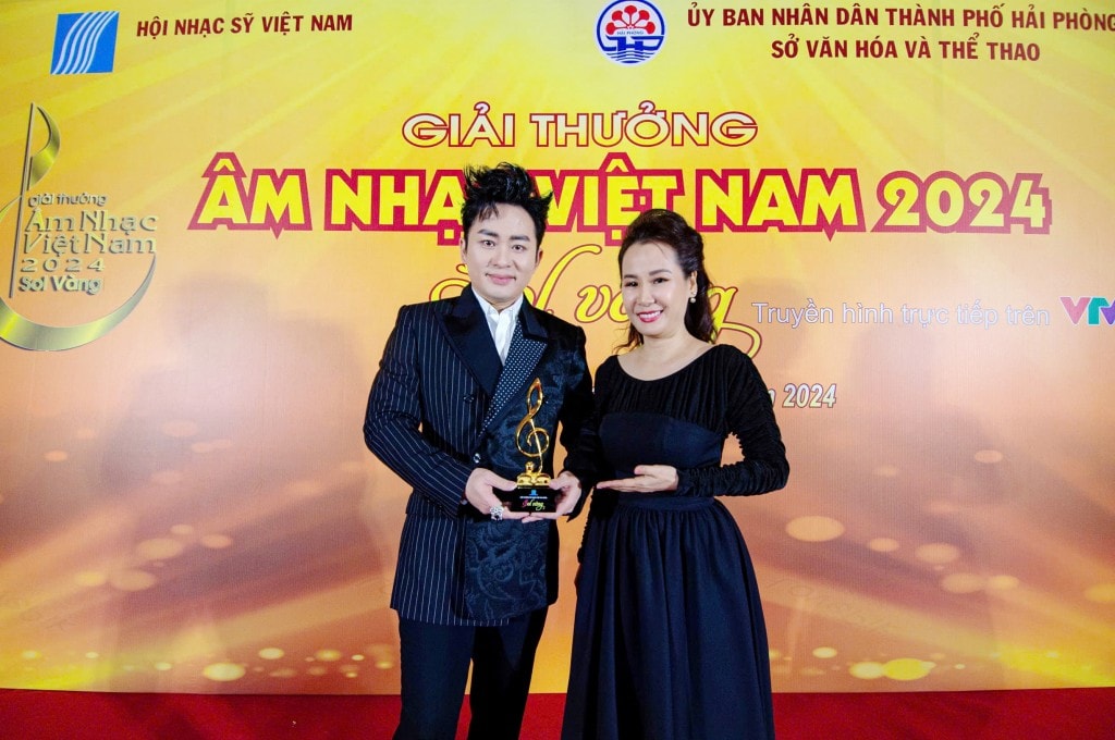 Ca sĩ Tùng Dương và nhạc sĩ Giáng son