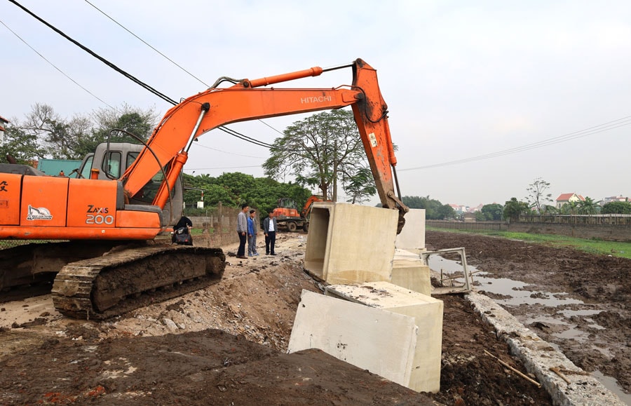 Thi công nâng cấp hệ thống công trình thủy lợi, giao thông nội đồng tại xã Vân Tảo (huyện Thường Tín).