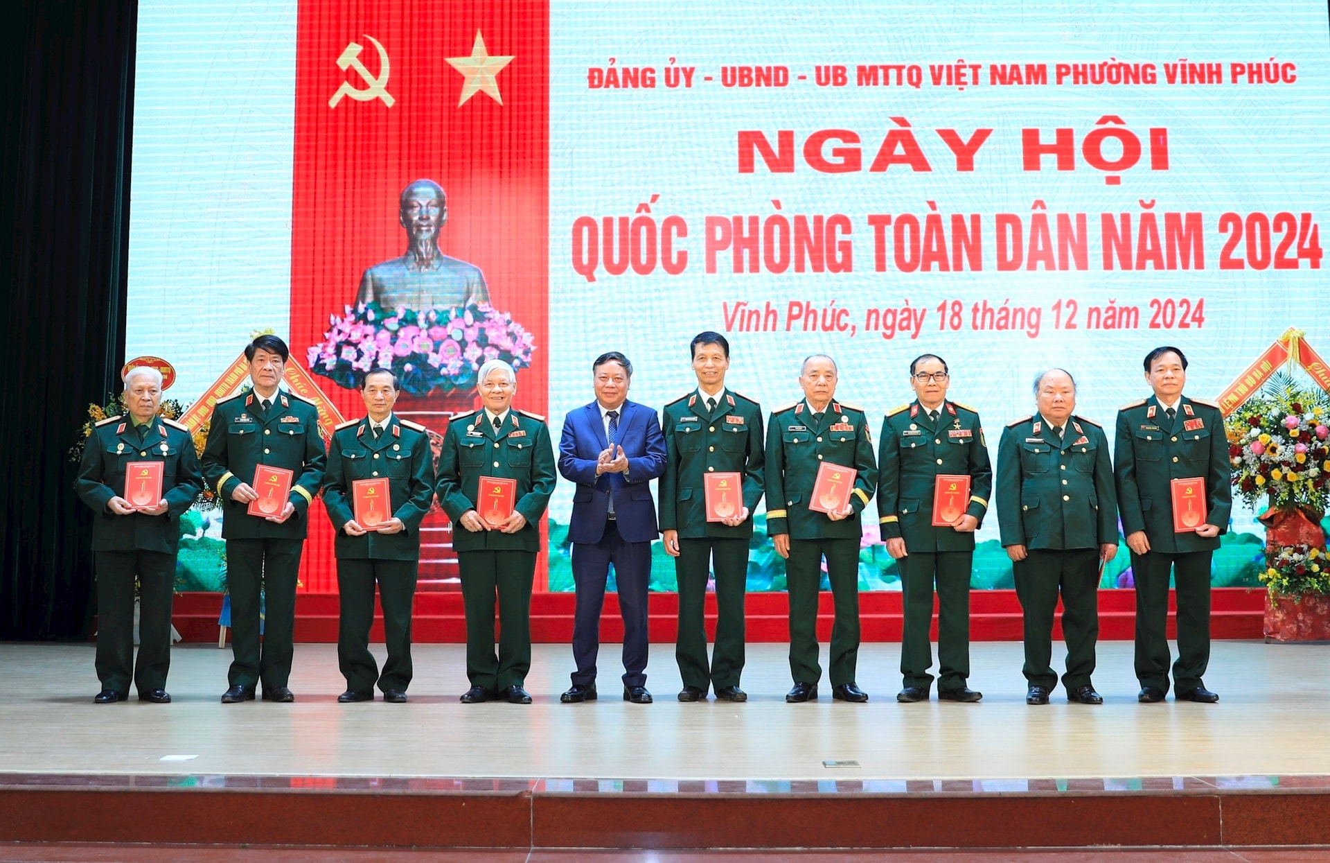 Đồng chí Nguyễn Văn Phong dự Ngày hội Quốc phòng toàn dân tại phường Vĩnh Phúc