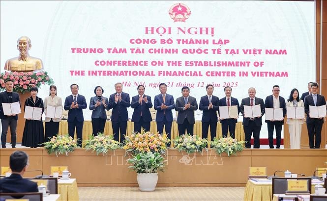 news.vnanet.vn-data-articles-2025-12-21-8485777-_vna_potal_thu_tuong_chu_tri_hoi_nghi_cong_bo_thanh_lap_trung_tam_tai_chinh_quoc_te_tai_viet_nam_stand.jpg