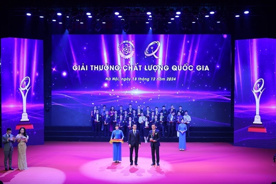 Đại diện Agribank, ông Đỗ Đức Thành - Phó Tổng Giám đốc nhận Giải thưởng tại buổi Lễ trao giải