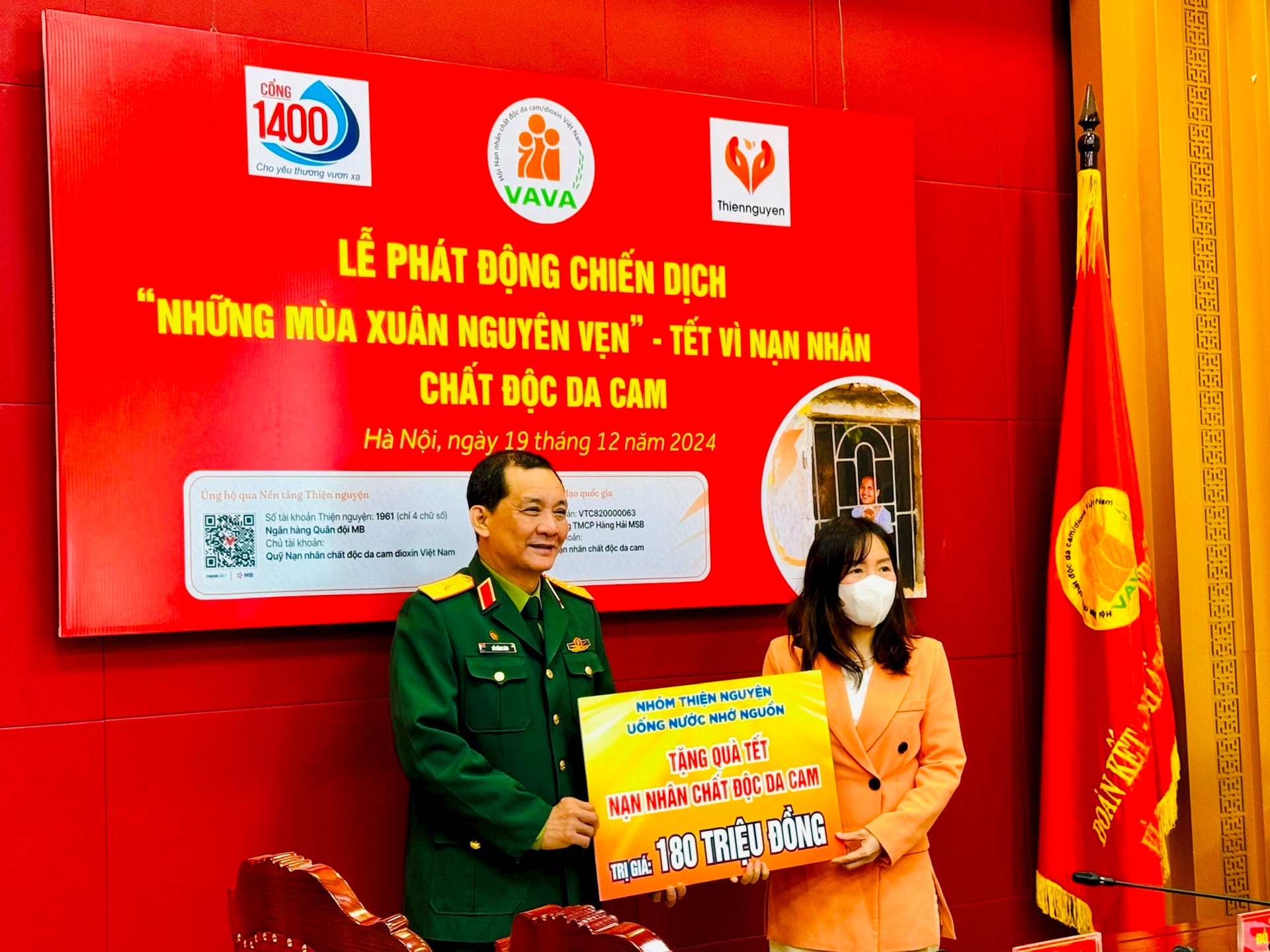 nhom-thien-nguyen-uong-nuoc-nho-nguon-trao-bien-tuong-trung-ung-ho-180-trieu-dong-tang-qua-tet-vi-nan-nhan-chat-doc-da-cam-tet-nguyen-dan-at-ty-2025.-anh-thu-minh.jpg