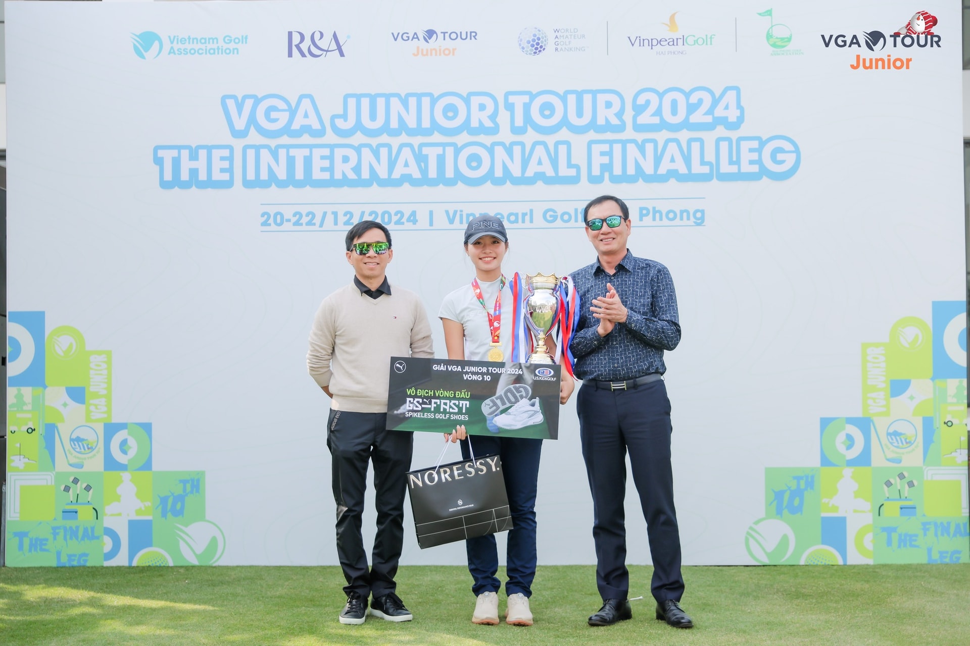 trao-giai-vo-dich-chang-10-vga-junior-tour-le-chuc-an.jpg