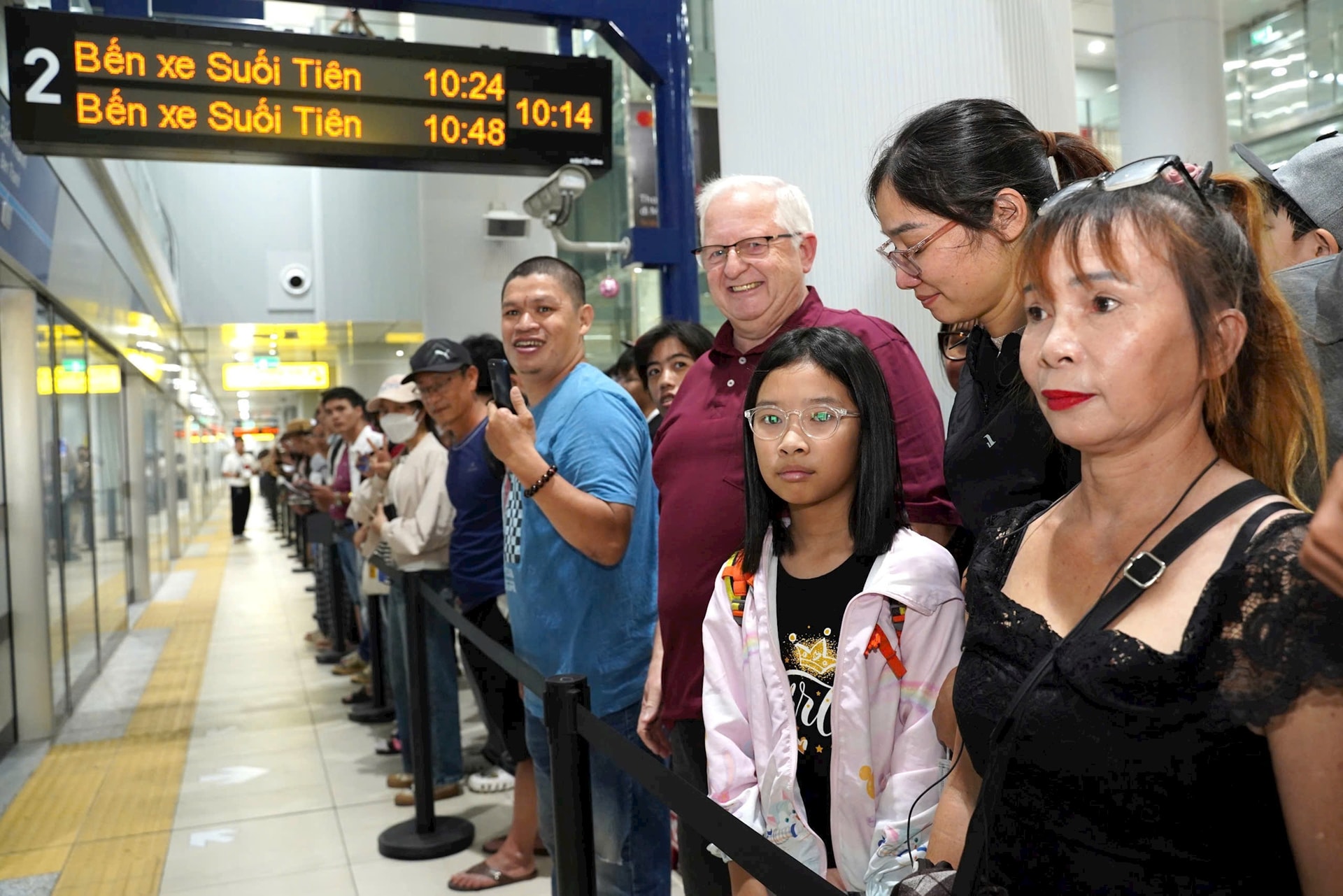 Nhiều người dân tiếp tục chọn tàu metro để di chuyển hàng ngày