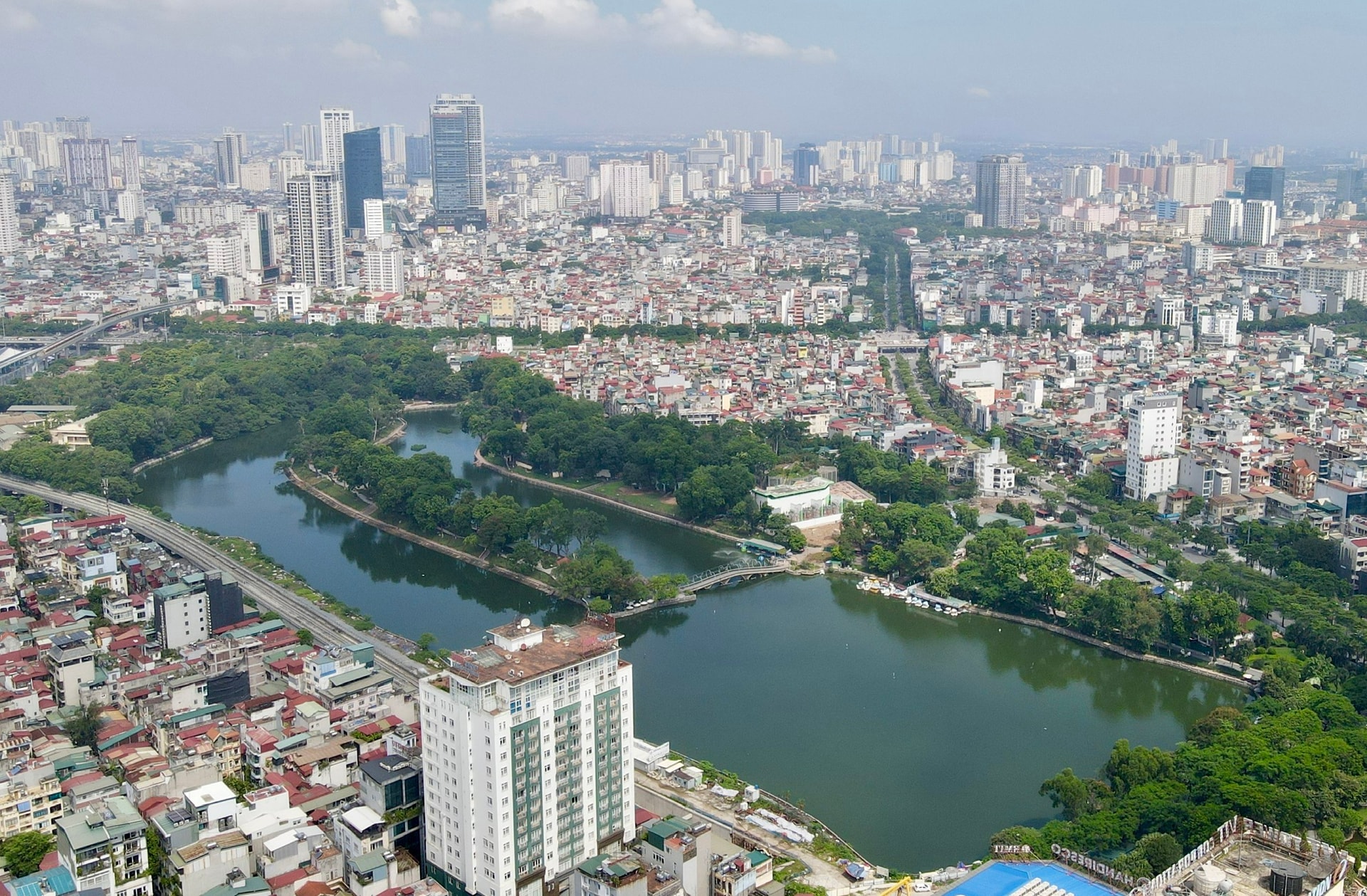 cong-vien-thu-le-quan-ba-dinh-co-quy-hoach-hai-hoa-voi-cay-xanh-va-ho-nuoc-gop-phan-cai-thien-moi-truong-do-thi.-anh-nguyen-quang.jpg