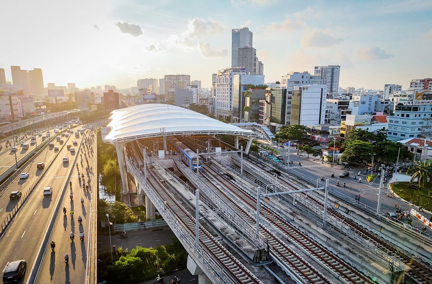 Tuyến metro số 1 hoạt động đã giảm áp lực lên hạ tầng giao thông đô thị cho thành phố Hồ Chí Minh. Ảnh: MAUR