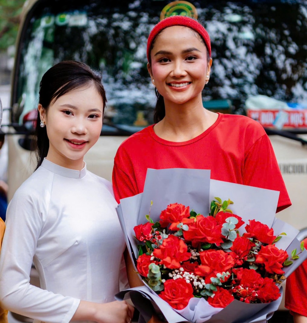 Nữ MC, ca sĩ nhí Trà My cùng Hoa hậu H'hen Niê Nữ MC, ca sĩ nhí Trà My cùng Hoa hậu H'hen Niê