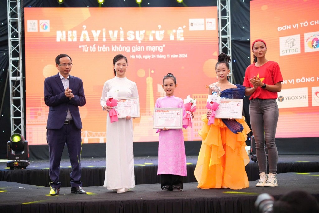 Cô học trò nhỏ là Đại sứ của nhiều chương trình Cô học trò nhỏ là Đại sứ của nhiều chương trình