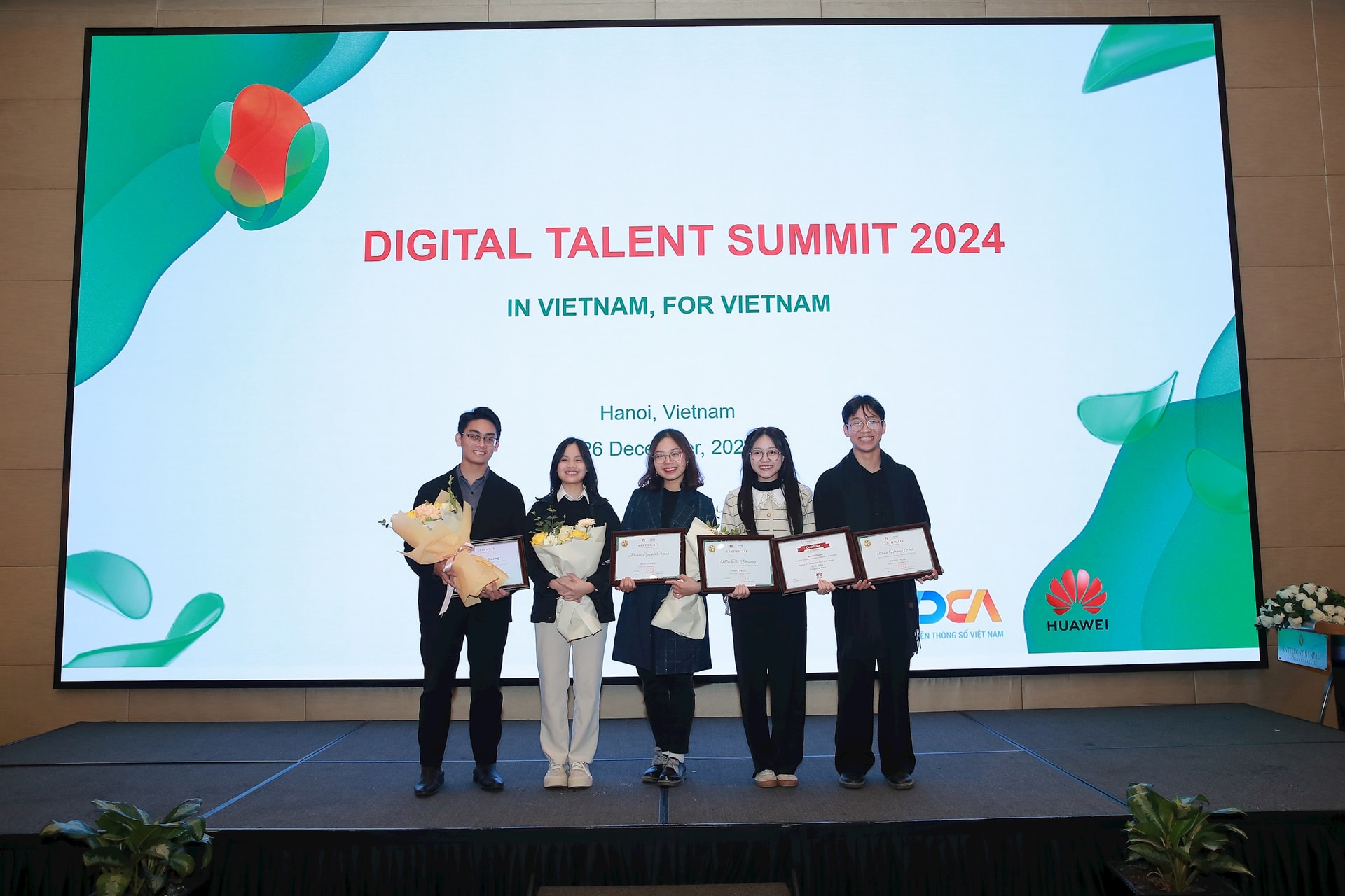 2.-cac-sinh-vien-viet-nam-xuat-sac-danh-giai-nhat-tai-vong-thi-khu-vuc-tech4good.jpeg