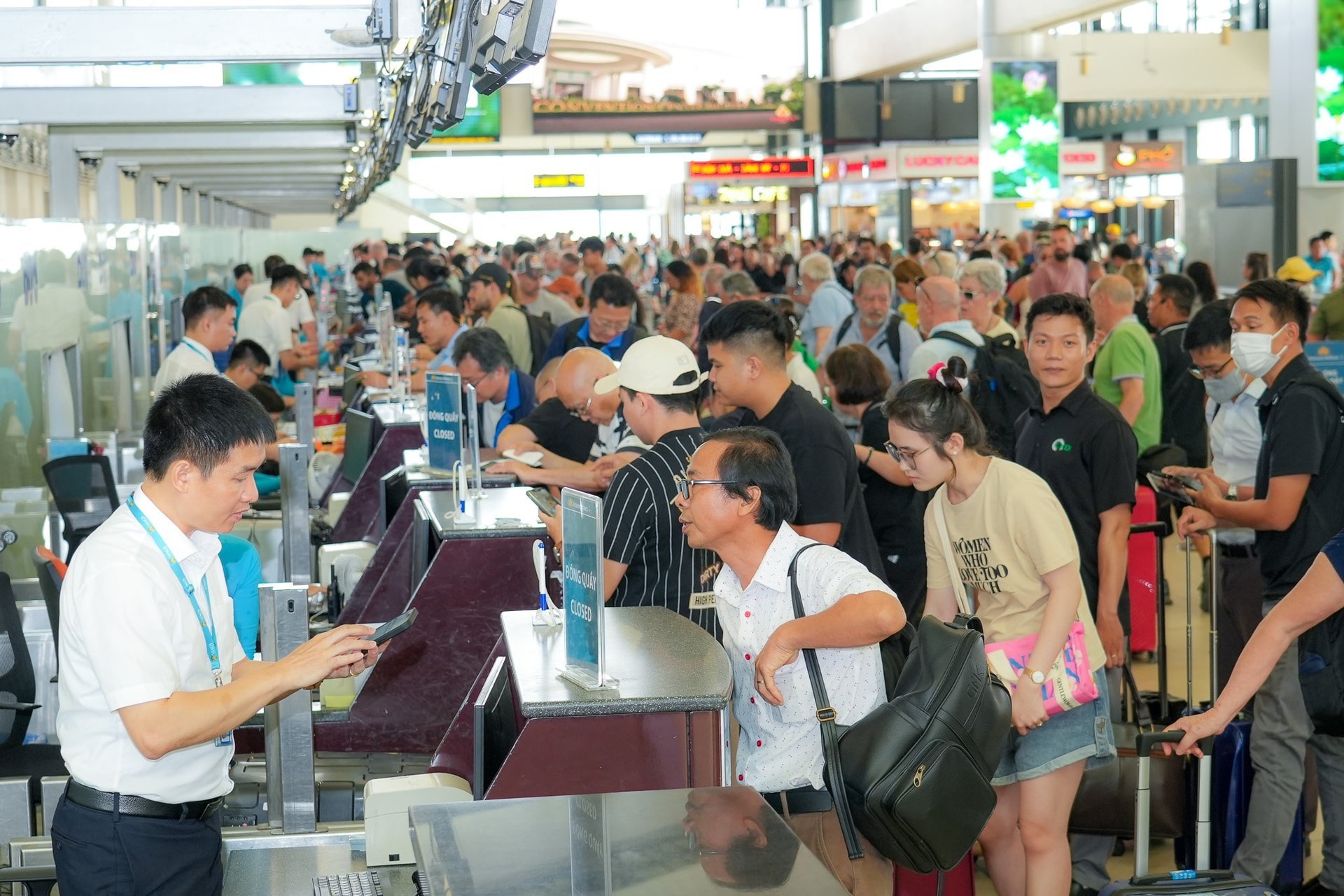 Nhu cầu đi lại của người dân bằng đường hàng không tăng cao trong dịp Tết Nguyên đán 2025. Ảnh: Phan Công.