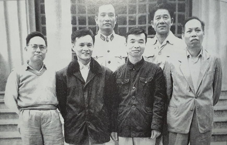 dong-chi-nguyen-quyet-hang-dau-thu-ba-tu-trai-sang-va-cac-can-bo-doi-vien-tu-ve-chien-dau-tham-gia-khoi-nghia-thang-tam-tai-ha-noi.-anh-tu-lieu.jpg