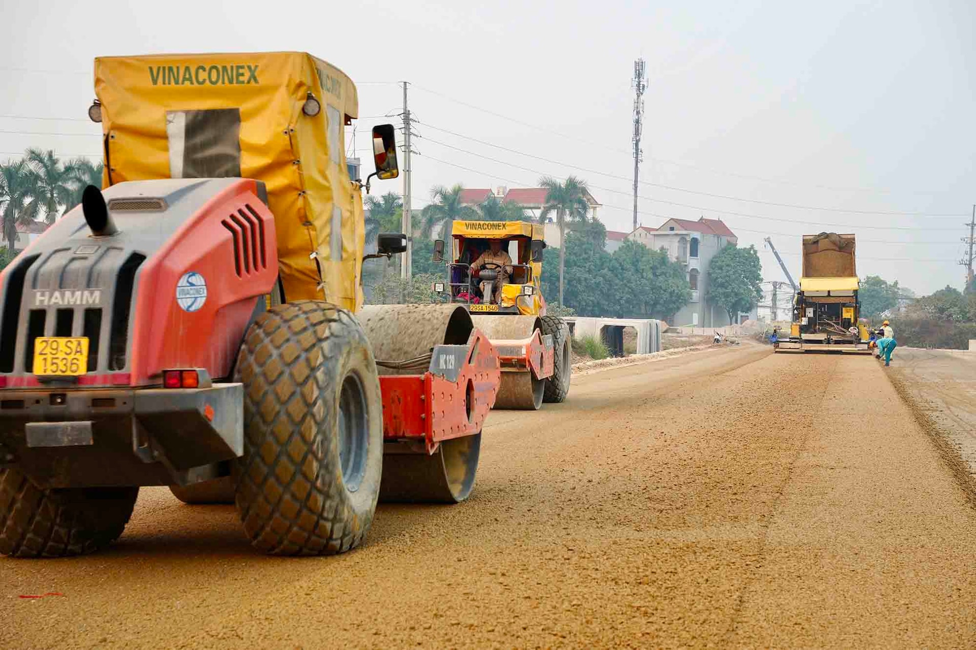 Nhiều máy móc, công nhân được huy động đẩy nhanh tiến độ dự án. Ảnh: Hữu Chánh