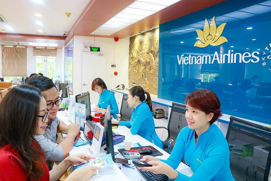 Hành khách mua vé máy bay tại Phòng vé của Vietnam Airlines. Ảnh: VNA.