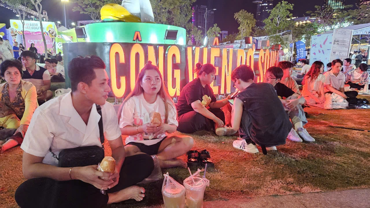 TP Hồ Chí Minh: Người dân đổ về Công viên bờ sông Sài Gòn chờ đón năm mới 2025
