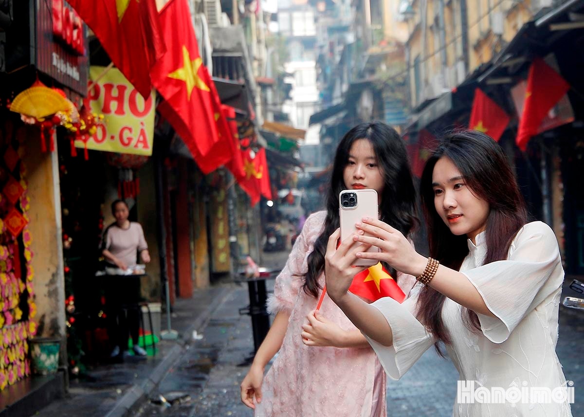 W_ha-noi-yen-binh-trong-nang-som-dau-nam-moi-2025-11-.jpg