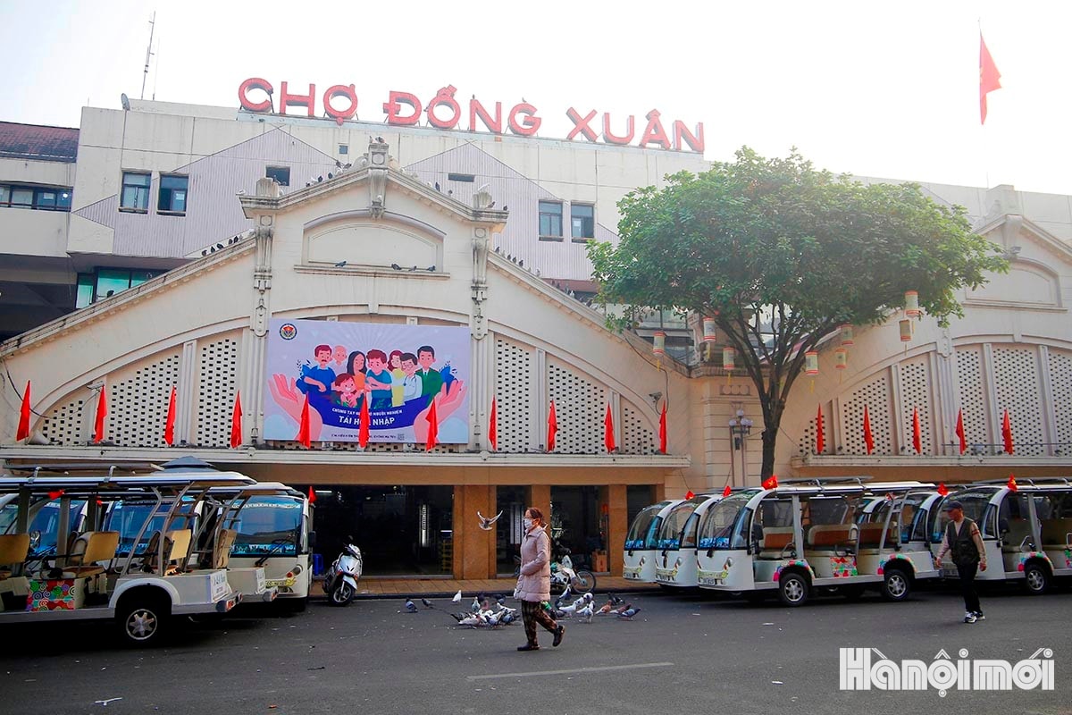 W_ha-noi-yen-binh-trong-nang-som-dau-nam-moi-2025-12-.jpg
