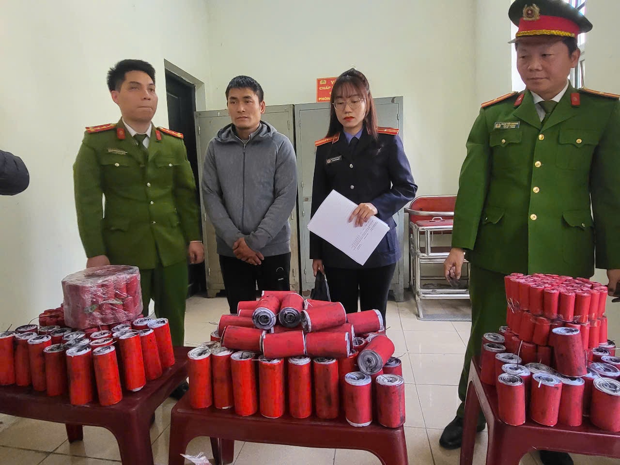 Công an huyện Gia Lâm thu giữ hơn tạ pháo lậu