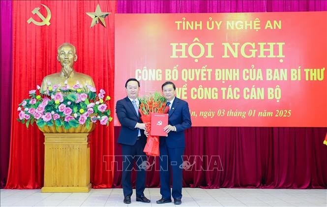 Công bố, trao Quyết định chuẩn y Phó Bí thư Tỉnh ủy Nghệ An