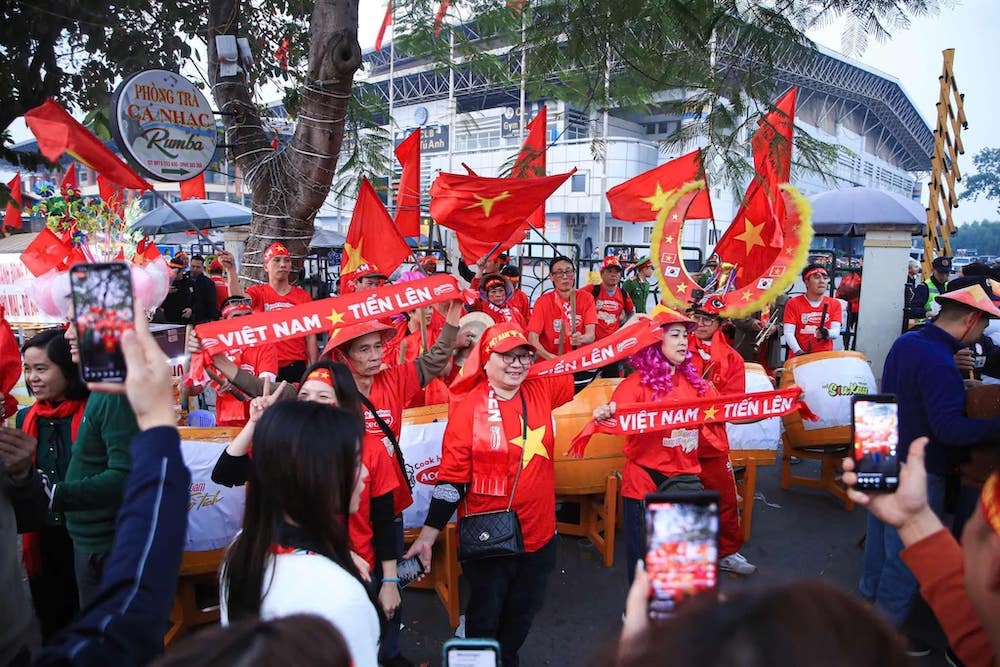 Cổ động viên Việt Nam tiếp lửa cho đội tuyển quốc gia trước những trận đấu ASEAN Cup 2024 tại sân vận động Việt Trì, Phú Thọ. Ảnh: Minh Dân