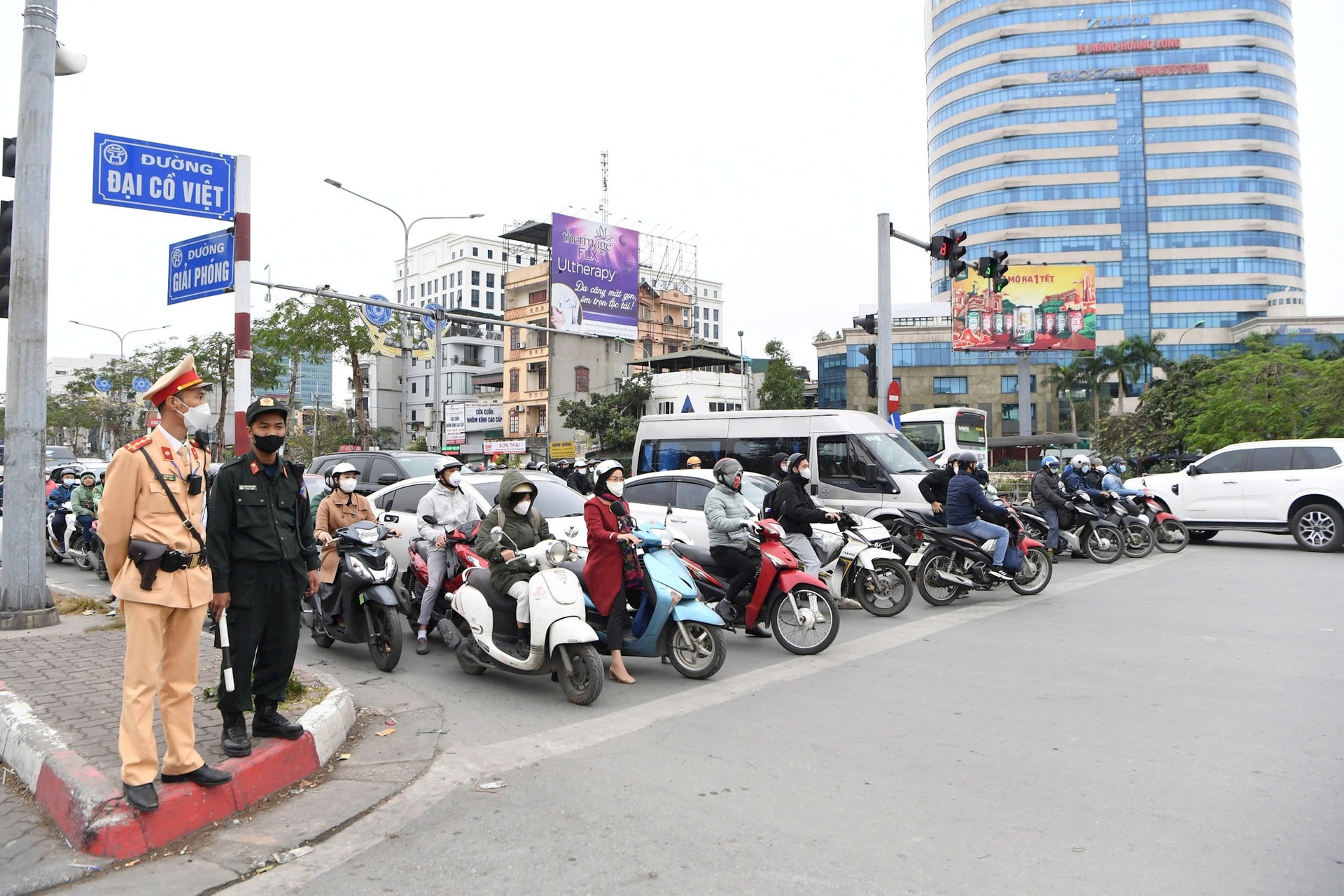 nguoi-tham-gia-giao-thong-dung-cho-den-do-tai-nga-tu-duong-giai-phong-le-duan-dai-co-viet-xa-dan..jpeg