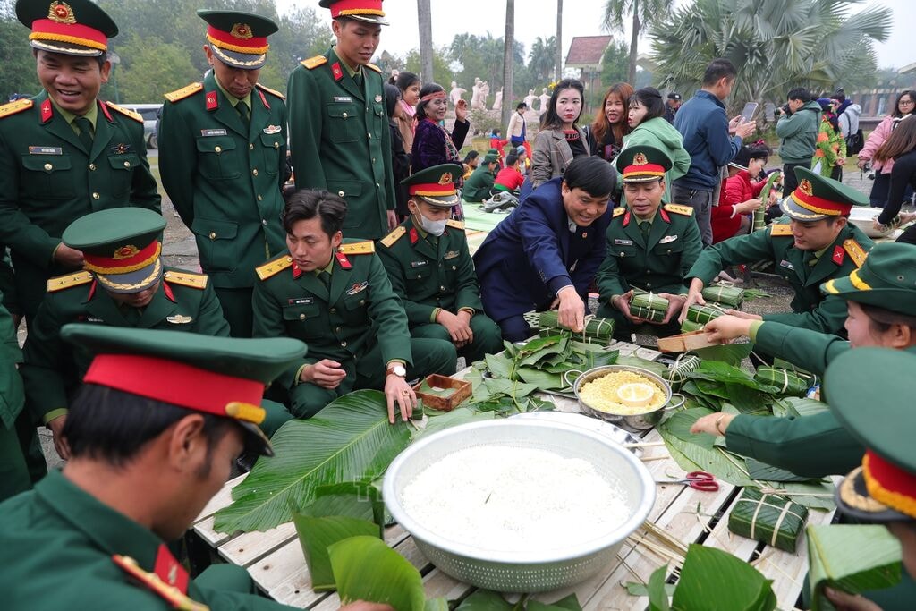 213749-chuong-trinh-banh-chung-xanh-tet-vi-nguoi-ngheo-tai-ha-noi-can-bo-chien-si-tham-du-chuong-trinh-goi-banh-chung-anh-hoang-hieu-ttxvn.jpg