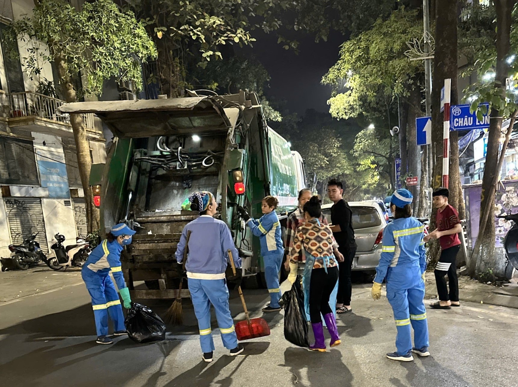 Quận Ba Đình tiến tới giảm, dừng thu gom rác ca ngày, chỉ thực hiện thu gom rác từ 18h. Ảnh: XT