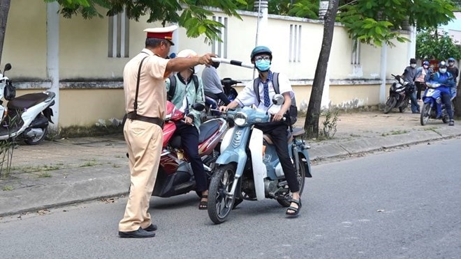 Trường hợp người đi xe máy mà không có gương chiếu hậu bên trái hoặc có nhưng không có tác dụng thì sẽ bị phạt tiền từ 400.000 đồng đến 600.000 đồng. Ảnh: Tạ Quang