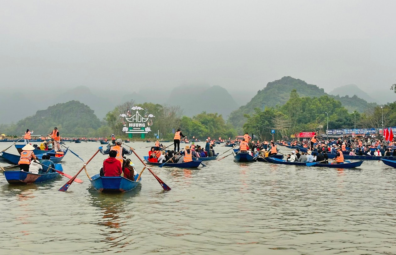 le-hoi-chua-huong-huyen-my-duc-nam-2025-co-chu-de-diem-den-du-lich-van-hoa-truyen-thong-viet-..jpg