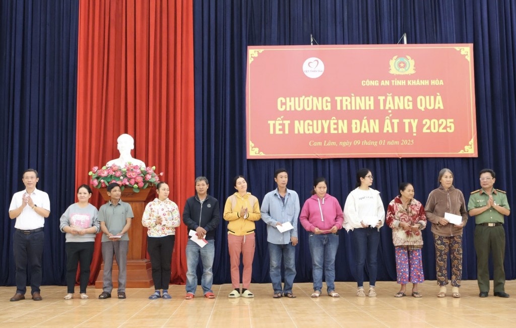 Lãnh đạo Công an tỉnh Khánh Hòa và lãnh đạo Huyện ủy Cam Lâm trao quà cho người dân